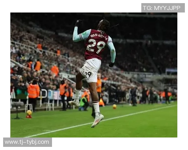 万比萨卡力争突破曼城防线展现个人风采与球队默契配合